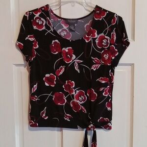 Short sleeve Van Heusen top, Size M, tie at bottom front